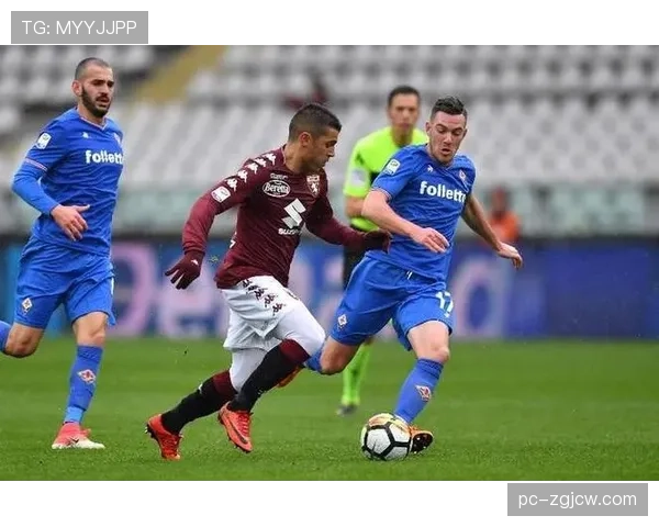 特写：终场哨响，恩波利老将后卫在成功零封后振臂怒吼。